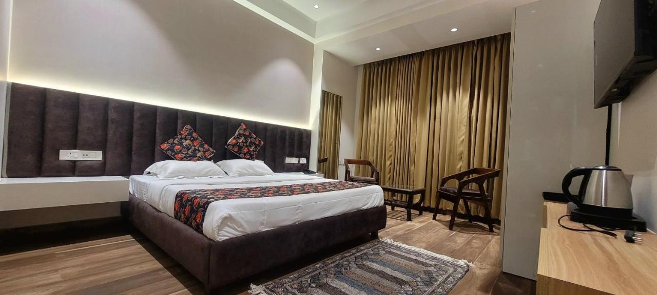 Hotel Alpine Plaza Shāhpur Exterior foto
